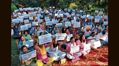 Government school teachers protesting near the Sector 20 mosque in Chandigarh on Thursday. (Ravi Kumar/HT) Government school teachers protesting near the Sector 20 mosque in Chandigarh on Thursday. (Ravi Kumar/HT)