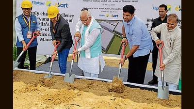 Haryana CM Manohar Lal Khattar and deputy CM Dushyant Chautala laid the foundation stone for Flipkart’s regional distribution centre in Manesar on Friday. (HT Photo)