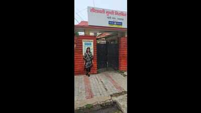 Mahogany outside the Lilawati Bal Griha, in Lucknow, recently. (HT Photo) Mahogany outside the Lilawati Bal Griha, in Lucknow, recently. (HT Photo)