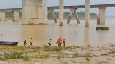 Rescue team search operation for missing children on Friday in Chambal river in Dholpur (HT Photo)