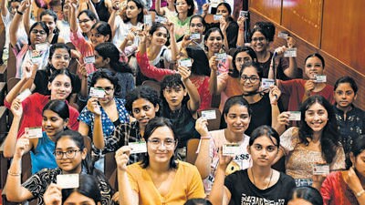 Students at Miranda House wait to cast their vote on Friday. (Raj K Raj/HT Photo) Students at Miranda House wait to cast their vote on Friday. (Raj K Raj/HT Photo)