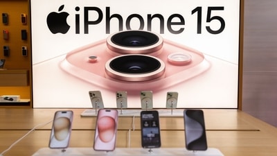 A display of new iPhone 15 smartphones in the Apple Inc. store (Bloomberg)