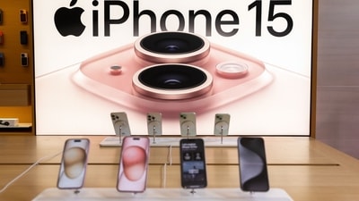 A display of new iPhone 15 smartphones in the Apple Inc. store (Bloomberg) A display of new iPhone 15 smartphones in the Apple Inc. store (Bloomberg)