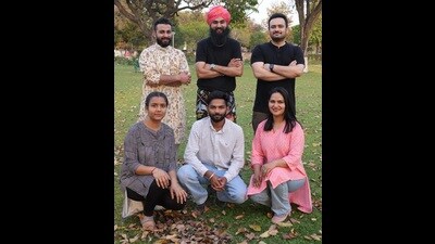 Winning artists Anita Kaur, Vaibhav Passi, Gurjeet Singh, Brijesh Kumar, Manu Priya Gautam and Sunaina Bhagat (HT Photo)