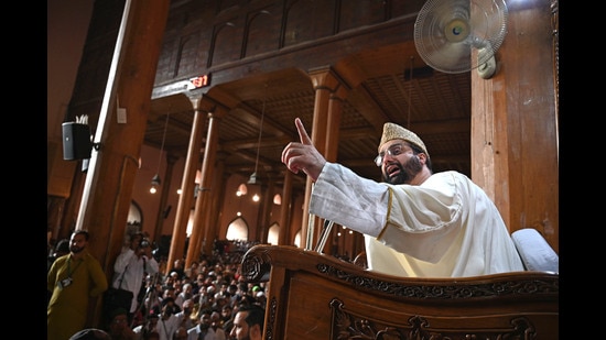 Mirwaiz Umar Farooq delivers the Friday sermon after four years of house arrest at Jamia Masjid in downtown Srinagar. (Waseem Andrabi/HT)