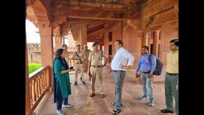 ADM Protocol and CMO Agra conducting magisterial probe at Fatehpur Sikri on Friday at the site where the French woman tourist fell and died. (HT Photo) ADM Protocol and CMO Agra conducting magisterial probe at Fatehpur Sikri on Friday at the site where the French woman tourist fell and died. (HT Photo)