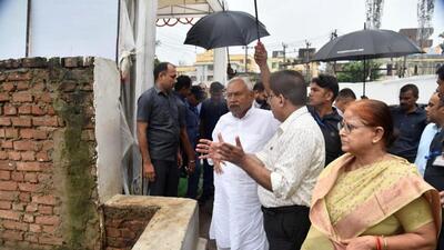 Bihar CM Nitish Kumar inspects Saidpur drain in Patna on Saturday. (Santosh Kumar/HT) Bihar CM Nitish Kumar inspects Saidpur drain in Patna on Saturday. (Santosh Kumar/HT)