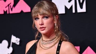 (FILES) US singer Taylor Swift arrives for the MTV Video Music Awards at the Prudential Center in Newark, New Jersey, on September 12, 2023. . (Photo by ANGELA WEISS / AFP) (AFP) (FILES) US singer Taylor Swift arrives for the MTV Video Music Awards at the Prudential Center in Newark, New Jersey, on September 12, 2023. . (Photo by ANGELA WEISS / AFP) (AFP)