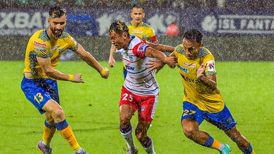 Danish Farooq of Kerala Blasters FC and Namgyal Bhutia of Bengaluru FC and Aibanbha Kupar Dohling of Kerala Blasters FC in action (PTI) Danish Farooq of Kerala Blasters FC and Namgyal Bhutia of Bengaluru FC and Aibanbha Kupar Dohling of Kerala Blasters FC in action (PTI)