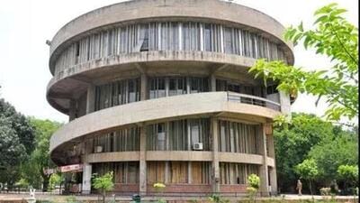 PU syndicate decided to forward report on graft-accused JE to Chandigarh vigilance department in its latest meeting. (HT FIle) PU syndicate decided to forward report on graft-accused JE to Chandigarh vigilance department in its latest meeting. (HT FIle)