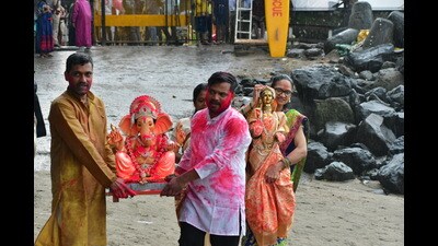 People carry idols of the Hindu gods Ganesha and Gauri for immersion in the Arabian Sea during the 10-day-long Ganesh festival at Dadar in Mumbai on Saturday. (Photo by Bhushan Koyande/HT Photo) People carry idols of the Hindu gods Ganesha and Gauri for immersion in the Arabian Sea during the 10-day-long Ganesh festival at Dadar in Mumbai on Saturday. (Photo by Bhushan Koyande/HT Photo)
