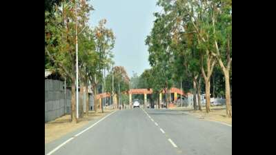 Road leading to Sangam in Prayagraj. (HT photo) Road leading to Sangam in Prayagraj. (HT photo)