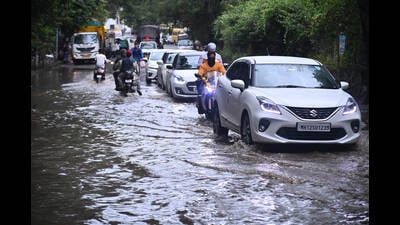 Traffic at Sutarwadi Road on Saturday (KALPESH NUKTE/HT PHOTO) Traffic at Sutarwadi Road on Saturday (KALPESH NUKTE/HT PHOTO)