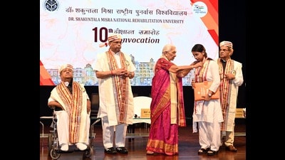Uttar Pradesh governor Anandiben Patel presenting medal to a topper at the 10th convocation of Dr Shakuntala Misra National Rehabilitation University in Lucknow on September 23. (Deepak Gupta/HT) Uttar Pradesh governor Anandiben Patel presenting medal to a topper at the 10th convocation of Dr Shakuntala Misra National Rehabilitation University in Lucknow on September 23. (Deepak Gupta/HT)