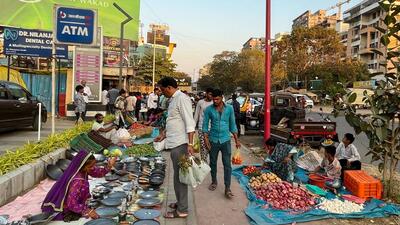 Vendors selling goods on footpath at Balewadi. (HT FILE PHOTO) Vendors selling goods on footpath at Balewadi. (HT FILE PHOTO)