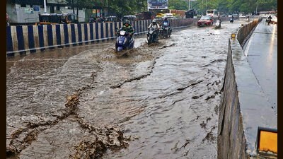 Waterlogging at Satra Road BRTS. (Rahul Raut/HT PHOTO) Waterlogging at Satra Road BRTS. (Rahul Raut/HT PHOTO)