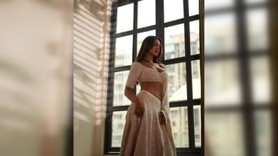 Esha Gupta, well-known for both her acting talent and commitment to fitness, confidently flaunted her well-toned abs and hourglass figure in this outfit. (Instagram/@egupta) Esha Gupta, well-known for both her acting talent and commitment to fitness, confidently flaunted her well-toned abs and hourglass figure in this outfit. (Instagram/@egupta)