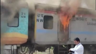 "A fire broke out in Tiruchchirappalli-Sri Ganganagar Humsafar Express around 2 pm soon after it left Valsad station towards Surat," said a railway official (ANI)