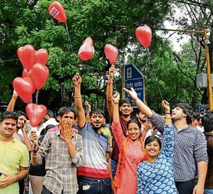 Heart-shaped balloons and red confetti coloured the skies amid the jubilant mood. (Manoj Verma/HT) Heart-shaped balloons and red confetti coloured the skies amid the jubilant mood. (Manoj Verma/HT)