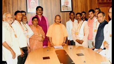 A delegation of 21 farmers met chief minister Yogi Adityanath at Gautam Buddha University guest house on Sunday. (HT Photo) A delegation of 21 farmers met chief minister Yogi Adityanath at Gautam Buddha University guest house on Sunday. (HT Photo)