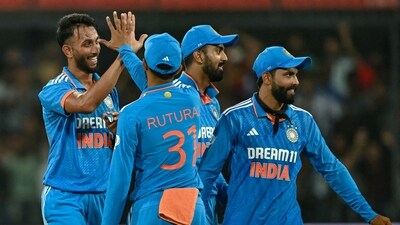 India started their defence with a bang as Prasidh Krishna took two wickets off back to back balls in the second over. The second of those was of Steve Smith who fell for a golden duck.&nbsp; (AFP)