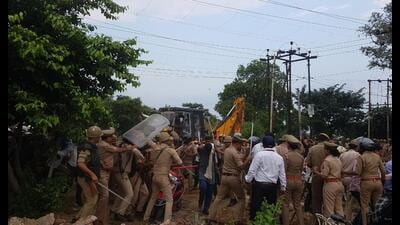 Confrontation between police and Radhasoami Satsang Sabha members in Dayalbagh area in Agra. (HT) Confrontation between police and Radhasoami Satsang Sabha members in Dayalbagh area in Agra. (HT)