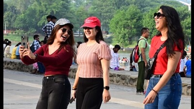 Temperature has been on a downward trend, with day temperature going down from 32.2°C on Saturday to 31°C on Sunday. As per IMD officials, because of a western disturbance (WD) active in the region, the sky remained cloudy on Sunday even as there was no rain recorded. Its effect is likely to come down from Monday and sunnier days can be expected. (Keshav Singh/HT)