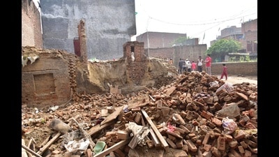 The incident took place on Saturday morning, when a two-storeyed building in Loni’s Roop Nagar came crashing down around 11am following an explosion which was heard by the locals. (Sakib Ali/HT Photo)