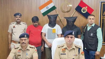 The suspects, Ajay Yadav, 25, of Madhubani in Bihar, and Shubham Kumar, 22, of Nainital in Uttarakhand, were caught after a chase at Mandaura village in Mathura, Uttar Pradesh. The jeweller, Nav Kumar, 40, of Murshidabad in West Bengal, was arrested from Chakkarpur in Sector 28. (HT Photo)