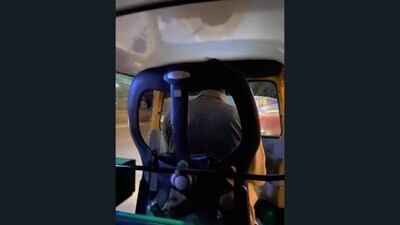 Auto driver sitting on a gaming chair. (X/@anuj63) Auto driver sitting on a gaming chair. (X/@anuj63)