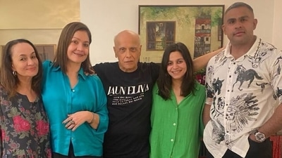 Soni Razdan, Shaheen Bhatt with Mahesh Bhatt, Rahul Bhatt and Pooja Bhatt in a family pic. Soni Razdan, Shaheen Bhatt with Mahesh Bhatt, Rahul Bhatt and Pooja Bhatt in a family pic.