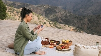 Strategic snacking: One should keep a stash of nutritious snacks like nuts, fruit, or protein bars at their disposal when they step out. These come to the rescue during travel delays or when faced with limited healthy options. (Freepik) Strategic snacking: One should keep a stash of nutritious snacks like nuts, fruit, or protein bars at their disposal when they step out. These come to the rescue during travel delays or when faced with limited healthy options. (Freepik)