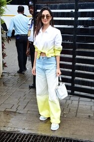 kiara advani stuns in ombre denim jeans and matching knot shirt (HT Photo/VarinderChawla)
