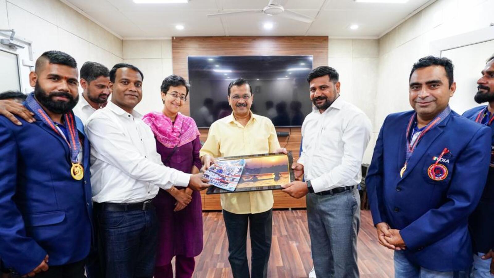 Kejriwal felicitates 5 Delhi para athletes - Vimarsana News
