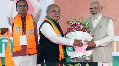 Prime Minister Narendra Modi being felicitated by Union Minister for Agriculture and Farmers' Welfare Narendra Singh Tomar during the Bharatiya Janata Party (BJP) 'Karyakarta Mahakumbh', at the Jamboree Ground, in Bhopal. (HT Photo)