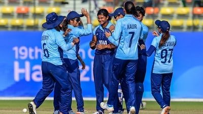 India's Titas Sadhu (C) celebrates with teammates after the dismissal of Sri Lanka's Vishmi Gunarathne during the 2022 Asian Games women's final cricket match between Sri Lanka and India (AFP)