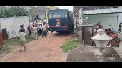 Police personnel outside radical leader Jaskaran Skngh Kahan Singh Wala house in Faridkot (HT Photo)