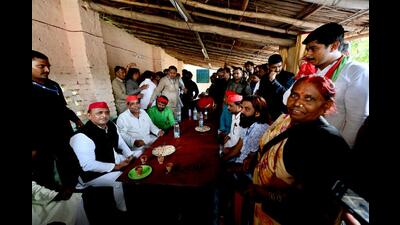 Samajwadi Party (SP) national president Akhilesh Yadav stops at a roadside eatery in Sultanpur on his way back to Lucknow on Monday. (Sourced)