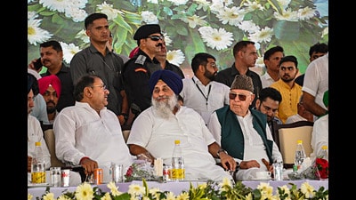 Shiromani Akali Dal (SAD) president Sukhbir Singh Badal with J&K National Conference MP Farooq Abdullah and others during a programme on the 110th birth anniversary of INLD founder and former deputy Prime Minister Chaudhary Devi Lal, in Kaithal on Monday. Prominent leaders of the Indian National Developmental Inclusive Alliance (INDIA) bloc skipped the INLD’s annual Kaithal rally organised here to mark the 110th birth anniversary of party patriarch late Devi Lal. (PTI) Shiromani Akali Dal (SAD) president Sukhbir Singh Badal with J&K National Conference MP Farooq Abdullah and others during a programme on the 110th birth anniversary of INLD founder and former deputy Prime Minister Chaudhary Devi Lal, in Kaithal on Monday. Prominent leaders of the Indian National Developmental Inclusive Alliance (INDIA) bloc skipped the INLD’s annual Kaithal rally organised here to mark the 110th birth anniversary of party patriarch late Devi Lal. (PTI)
