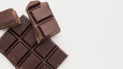Dark chocolate: High-quality dark chocolate (70% cocoa or more) contains flavonoids that support memory and cognitive function. Enjoy it in moderation as a delicious treat with brain-boosting benefits. (Freepik) Dark chocolate: High-quality dark chocolate (70% cocoa or more) contains flavonoids that support memory and cognitive function. Enjoy it in moderation as a delicious treat with brain-boosting benefits. (Freepik)