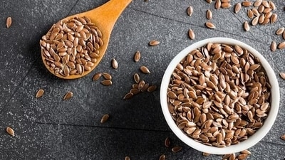 Flaxseeds: These tiny seeds are loaded with omega-3s, fibre, and antioxidants, benefiting both brain and heart health. Add them to your smoothies, yogurt, or baked goods. Flaxseeds: These tiny seeds are loaded with omega-3s, fibre, and antioxidants, benefiting both brain and heart health. Add them to your smoothies, yogurt, or baked goods.