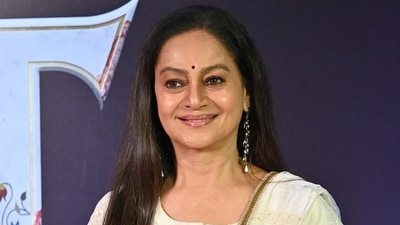 Zarina Wahab made her debut with Dev Anand's Ishq Ishq Ishq. Zarina Wahab made her debut with Dev Anand's Ishq Ishq Ishq.