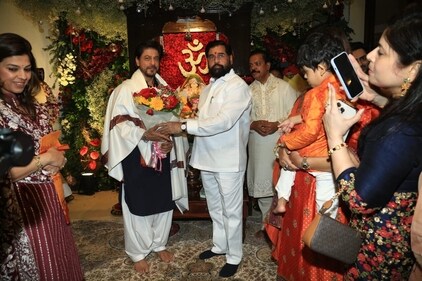 Shah Rukh Khan being welcomed by Eknath Shinde. Shah Rukh Khan being welcomed by Eknath Shinde.