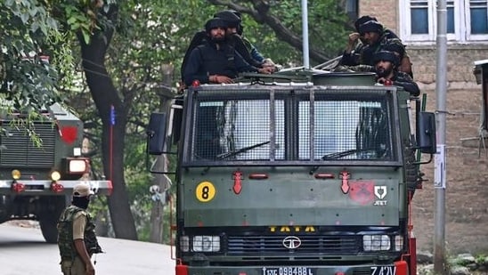 Security forces on their way to the encounter site in Garol, Kokernag, in Anantnag district of Jammu and Kashmir. (HT Photo/Waseem Andrabi)