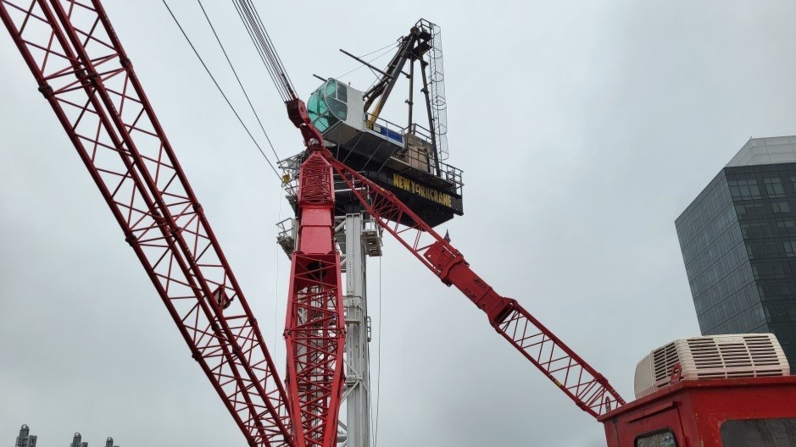 Hell's Kitchen crane disassembly presses on after weekend weather delays | World News - Vimarsana News