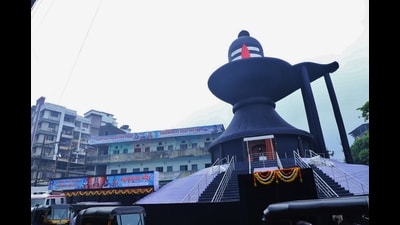 A ganesh pandal in Dhamankar Naka in Bhiwandi has been witnessing footfalls from thousands of devotees to catch a glimpse of a replica of the Maha Mrityunjay Temple from Assam ,in Thane, in Mumbai, India, on, Sunday, September, 24, 2023. (Praful Gangurde / HT Photo) A ganesh pandal in Dhamankar Naka in Bhiwandi has been witnessing footfalls from thousands of devotees to catch a glimpse of a replica of the Maha Mrityunjay Temple from Assam ,in Thane, in Mumbai, India, on, Sunday, September, 24, 2023. (Praful Gangurde / HT Photo)
