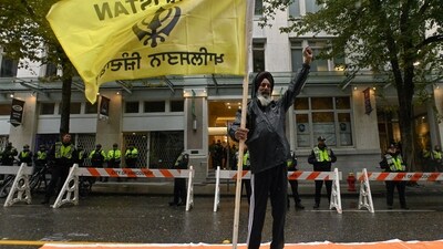 A supporter waves a pro-independence Khalistan flag during a protest outside India's consulate in Vancouver, British Columbia, Canada September 25, 2023.  REUTERS/Jennifer Gauthier (REUTERS)