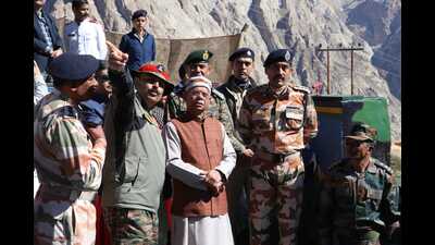 Himachal governor Shiv Pratap Shukla today visited the Army post at Shipki La situated at an altitude of more than 13,000 feet and the Indo-Tibetan Border Force (ITBP) post. (HT Photo)