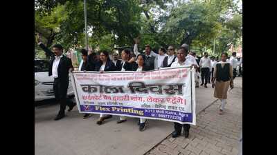 Lawyers protesting in Agra on Tuesday. (HT PHOTO)