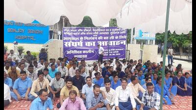 Medical staff on a ‘satyagrah’ at the main gate of the Sanjay Gandhi Hospital in Amethi. (Sourced) Medical staff on a ‘satyagrah’ at the main gate of the Sanjay Gandhi Hospital in Amethi. (Sourced)